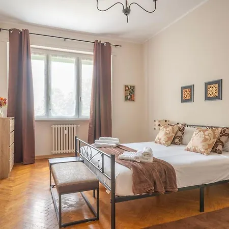 -extra Parking- Suite-1- X6 Con Balcone Turin
