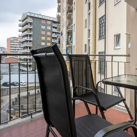 -extra Parking- Suite-1- X6 Con Balcone Turin